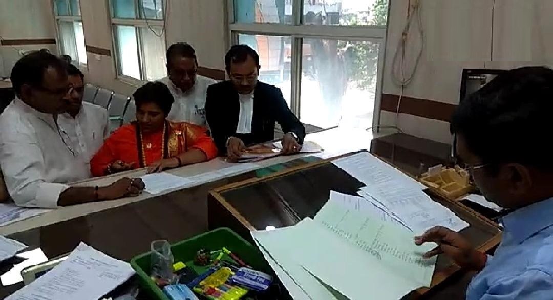लोकसभा चुनाव 2019 के लिए भोपाल लोकसभा क्षेत्र से भाजपा प्रत्याशी प्रज्ञा सिंह ठाकुर ने अपना नामांकन दाखिल किया