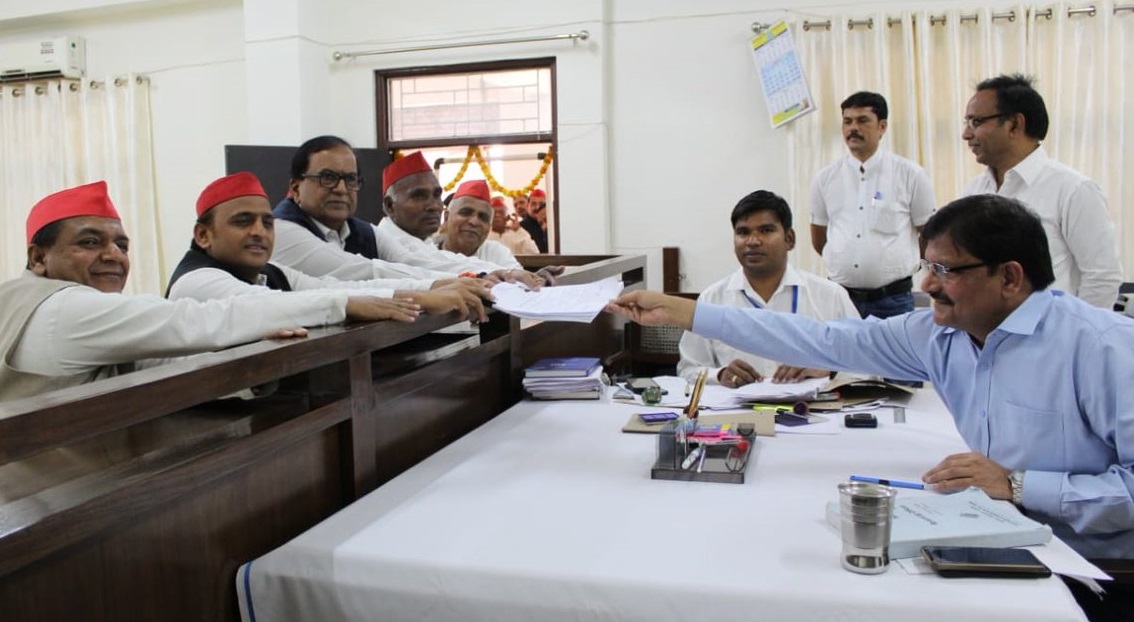 आजमगढ़ से नामांकन दाखिल करते सपा अध्यक्ष अखिलेश यादव