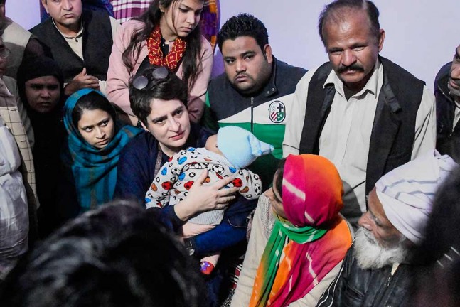 प्रियंका गांधी वाड्रा मेरठ में सीएए विरोध प्रदर्शन के दौरान मारे गए एक पीड़ित के परिवार से मिलते हुए