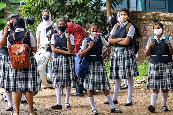 कोझीकोड में लॉकडाउन के बीच 12वीं की परीक्षा देने के बाद स्कूल के बाहर  अपने माता-पिता का इंतजार करते छात्र