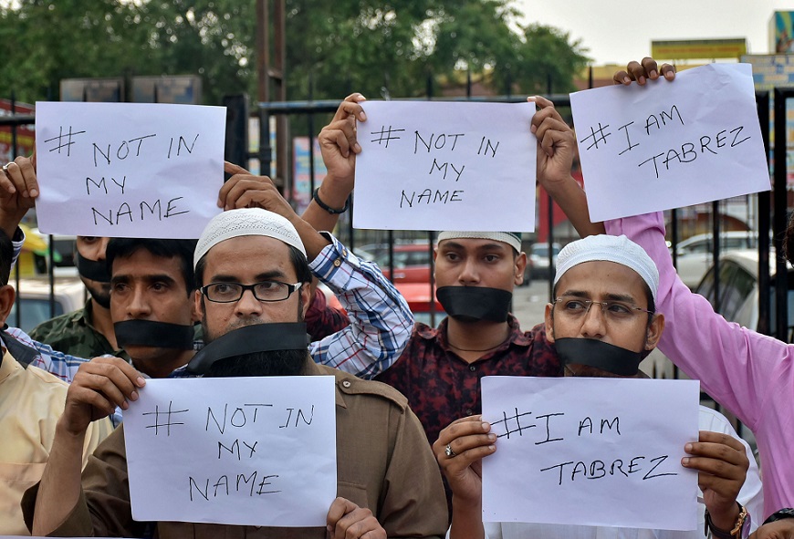 रांची के खरसावां में एक मुस्लिम युवक की भीड़ द्वारा हत्या के विरोध में प्रदर्शन करते लोग