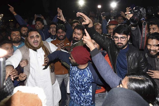 जेएनयू कैंपस में कुछ नकाबपोश बदमाशों द्वारा हमला होने के बाद परिसर के बाहर नारेबाजी करते लोग