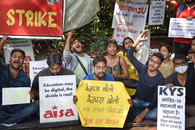 नई दिल्ली में दिल्ली विश्वविद्यालय के छात्र कार्यकर्ताओं द्वारा विश्वविद्यालय को फिर से खोलने की मांग को लेकर प्रदर्शन