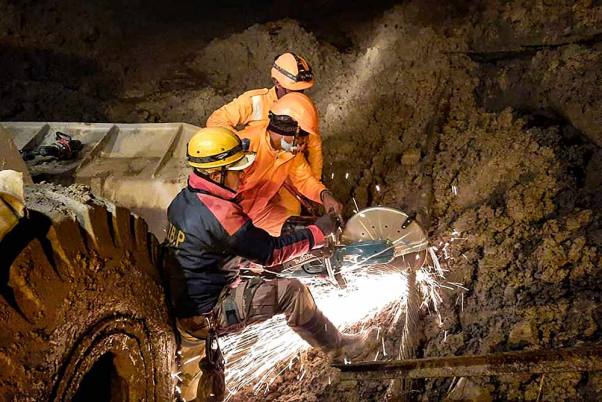 उत्तराखंड त्रासदी के बाद तपोवन सुरंग में जान बचाने की कोशिश में सुरक्षाबल के जवान