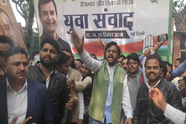 दिल्ली कांग्रेस मुख्यालय के बाहर सचिन पायलट को राजस्थान का मुख्यमंत्री चुने जाने को लेकर नारे लगाते समर्थक