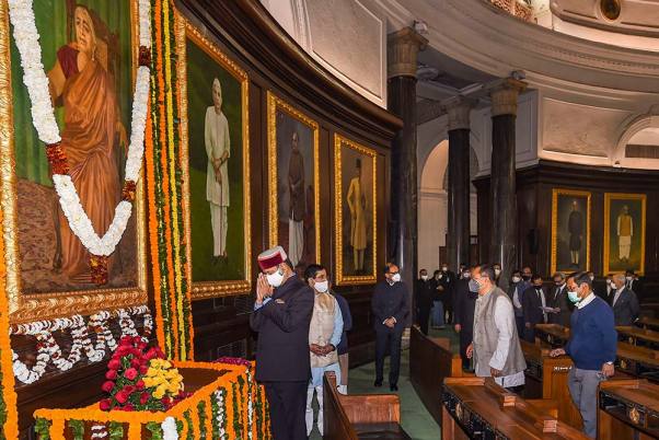 स्वतंत्रता सेनानी और कवि सरोजिनी नायडू की जयंती पर श्रद्धांजलि अर्पित करते ओम बिरला और प्रह्लाद जोशी