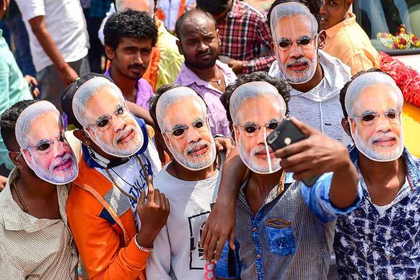 प्रधानमंत्री नरेंद्र मोदी का मास्क पहन बेंगलूरू सेंट्रल सीट से उम्मीदवार पीसी मोहन के सपोर्ट में उतरे समर्थक