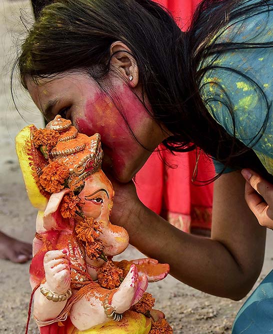 बीकानेर में गणपति विसर्जन से पहले भगवान गणेश से मनोकामना मांगती एक श्रद्धालु