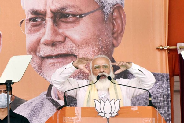 सासाराम में एक चुनावी रैली के दौरान एक सभा को संबोधित करते प्रधानमंत्री नरेंद्र मोदी