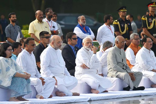 नई दिल्ली में पूर्व प्रधानमंत्री अटल बिहारी वाजपेयी की पुण्यतिथि पर श्रद्धांजलि देने के लिए प्रार्थना सभा में भाग लेते राष्ट्रपति राम नाथ कोविंद, प्रधान मंत्री नरेंद्र मोदी, अमित शाह, जेपी नड्डा और अन्य नेता