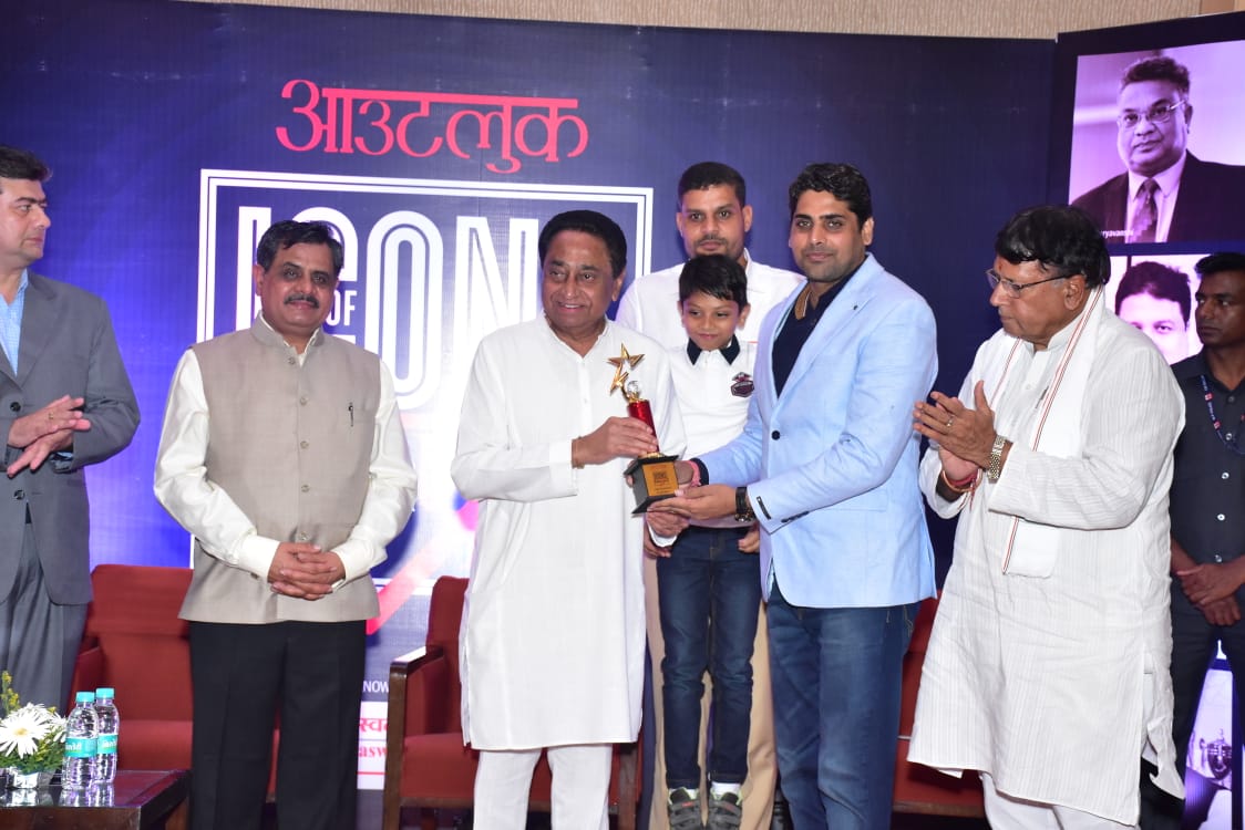 कार्यक्रम के दौरान मध्य प्रदेश की प्रमुख हस्तियों को सम्मानित करते सीएम कमलनाथ।