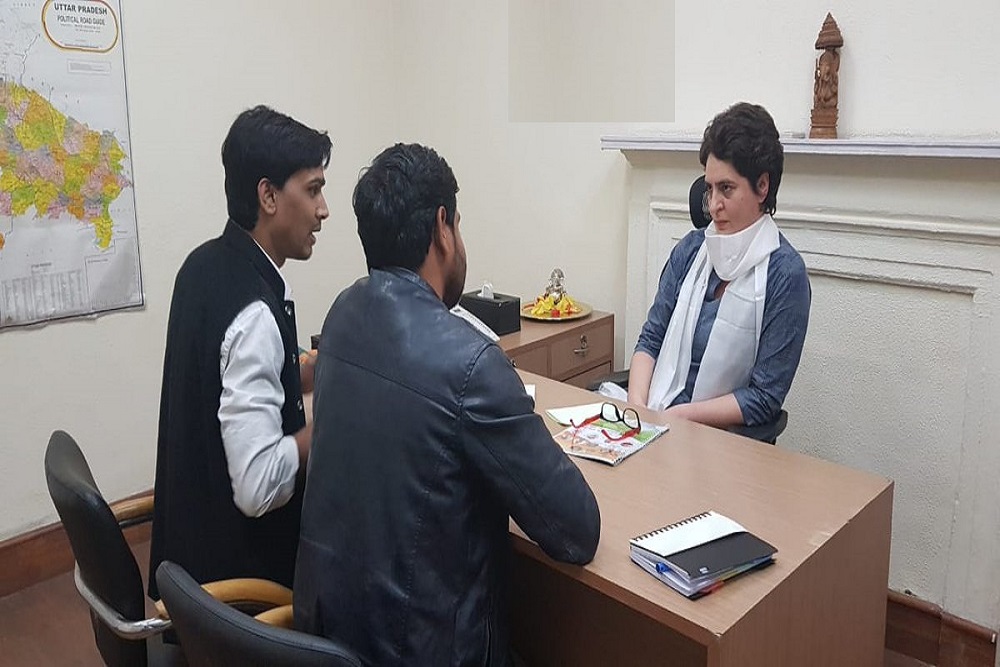 कांग्रेस जनरल सेक्रेटरी का पदभार ग्रहण करने के बाद पार्टी ऑफिस में प्रियंका गांधी वाड्रा