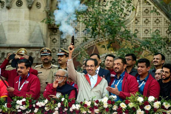 मुंबई में टाटा मुंबई मैराथन 2020 में ड्रीम रन का उद्घाटन करते महाराष्ट्र के सीएम उद्धव ठाकरे