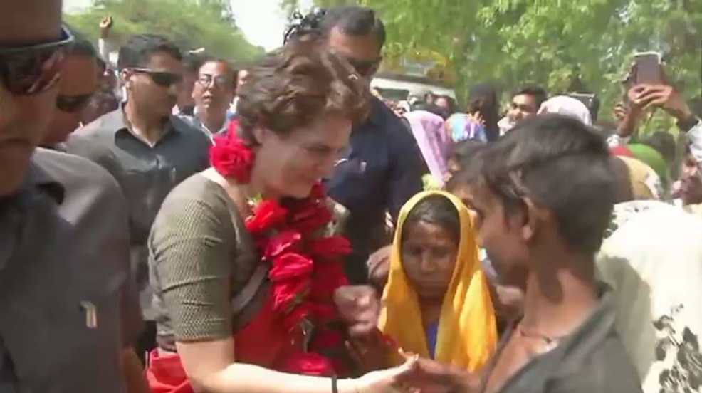 अमेठी में समर्थकों से मुलाकात के दौरान कांग्रेस महासचिव प्रियंका गांधी वाड्रा