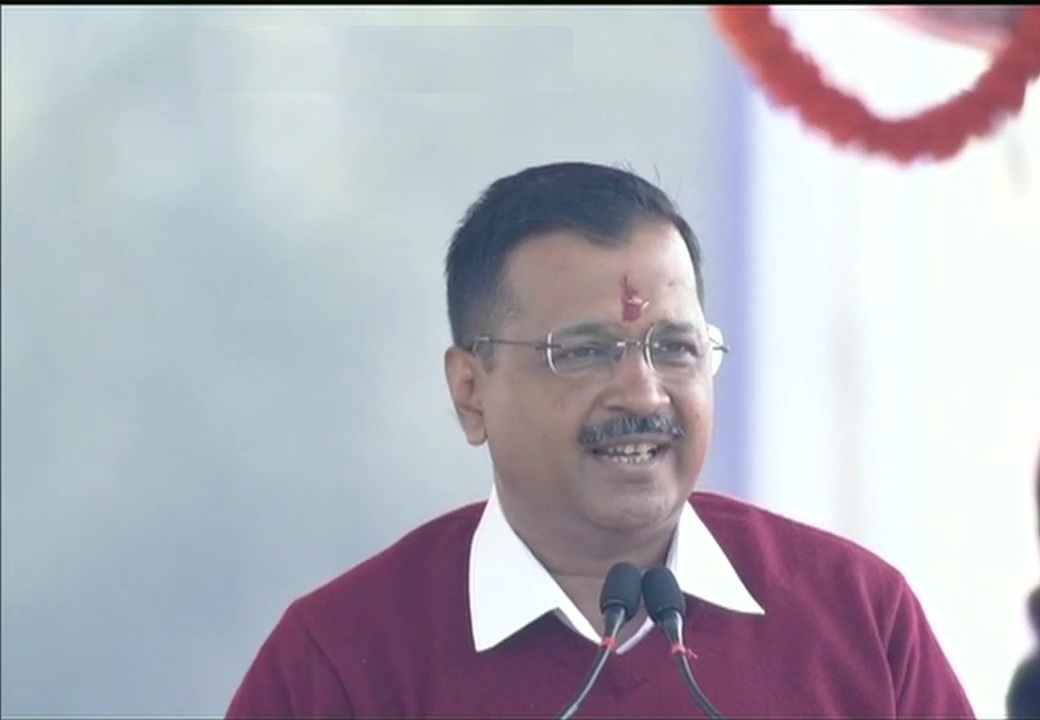 दिल्ली के मुख्यमंत्री पद की शपथ लेने के बाद आप प्रमुख अरविंद केजरीवाल