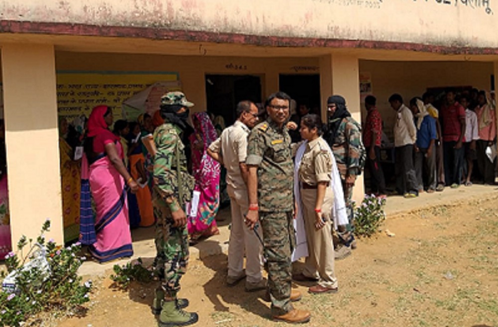 झारखंड के पलामू निर्वाचन क्षेत्र के नक्सल प्रभावित इलाका जगोडीह में बूथ संख्या 249 पर पहली बार मतदान हो रहा है