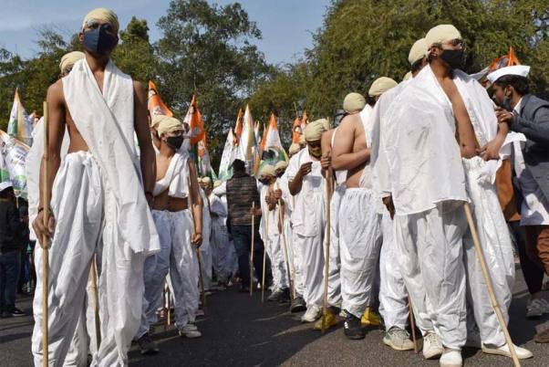 महात्मा गांधी की पुण्यतिथि पर नई दिल्ली में भारतीय युवा कांग्रेस कार्यकर्ताओं ने श्रद्धांजली