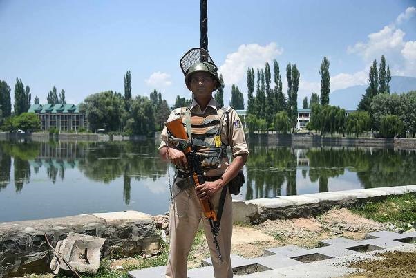 अमरनाथ यात्रा के मद्देनजर सुरक्षा सख्त: श्रीनगर में शेर-ए-कश्मीर इंटरनेशनल कॉन्फ्रेंस सेंटर के पास बुलेवार्ड रोड पर तैनात सीआरपीएफ का जवान