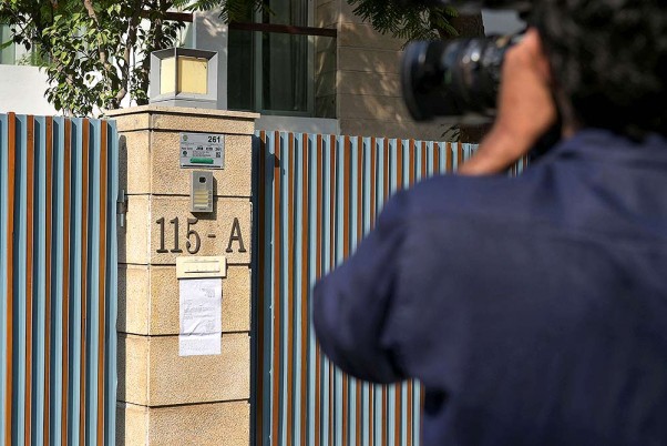 नई दिल्ली में पूर्व केंद्रीय वित्त मंत्री और कांग्रेस नेता पी चिदंबरम के आवास की चारदीवारी पर सीबीआई ने चिपकाया नोटिस