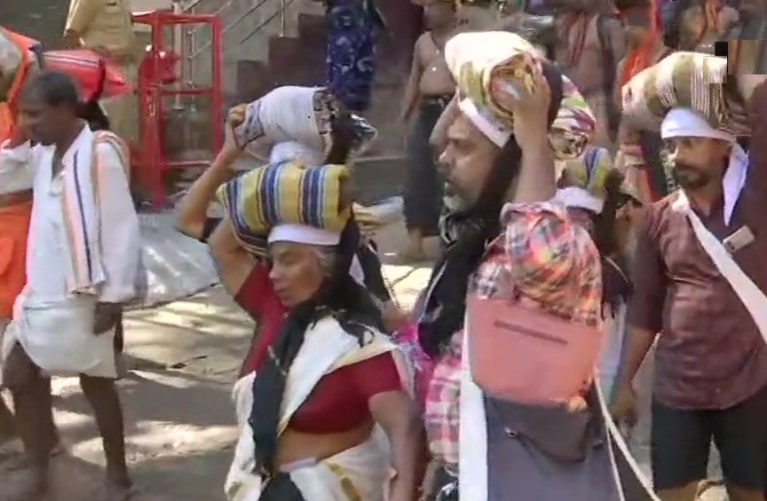 16 नवंबर से वार्षिक यात्रा के लिए खोले गए सबरीमला मंदिर के आधार शिविर पंबा से भगवान अयप्पा के दर्शन के लिए जाते श्रद्धालु