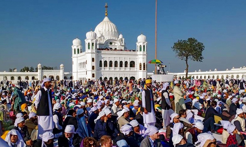 पाकिस्तान के करतारपुर स्थित गुरुद्वारा दरबार साहिब में गुरु नानक देव की समाधि पर जुटे सिख तीर्थयात्री