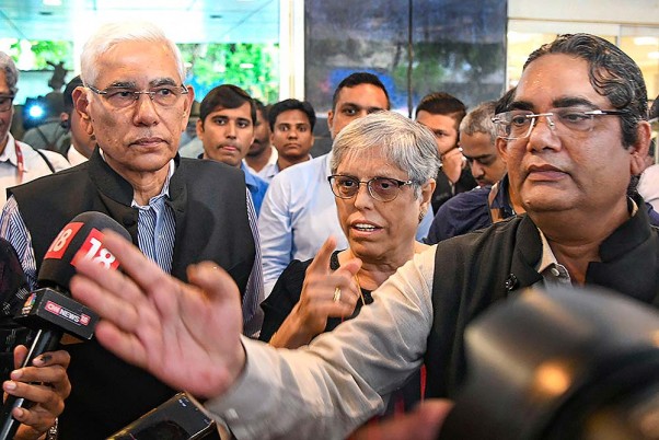 मुंबई के बीसीसीआई मुख्यालय में आम सभा के बाद मीडिया से बात करते सीओए प्रमुख विनोद राय और सदस्य डायना एडुल्जी