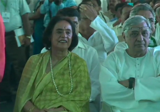 नवीन पटनायक के शपथ ग्रहण में उनकी बहन गीता मेहता भी हुईं शामिल हुईं। देश की जानी-मानी लेखिका हैं गीता