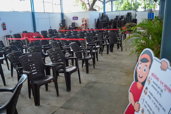 मुंबई में कोविड-19 वैक्सीन की आपूर्ति में कमी के कारण खाली पड़ा टीकाकरण केंद्र