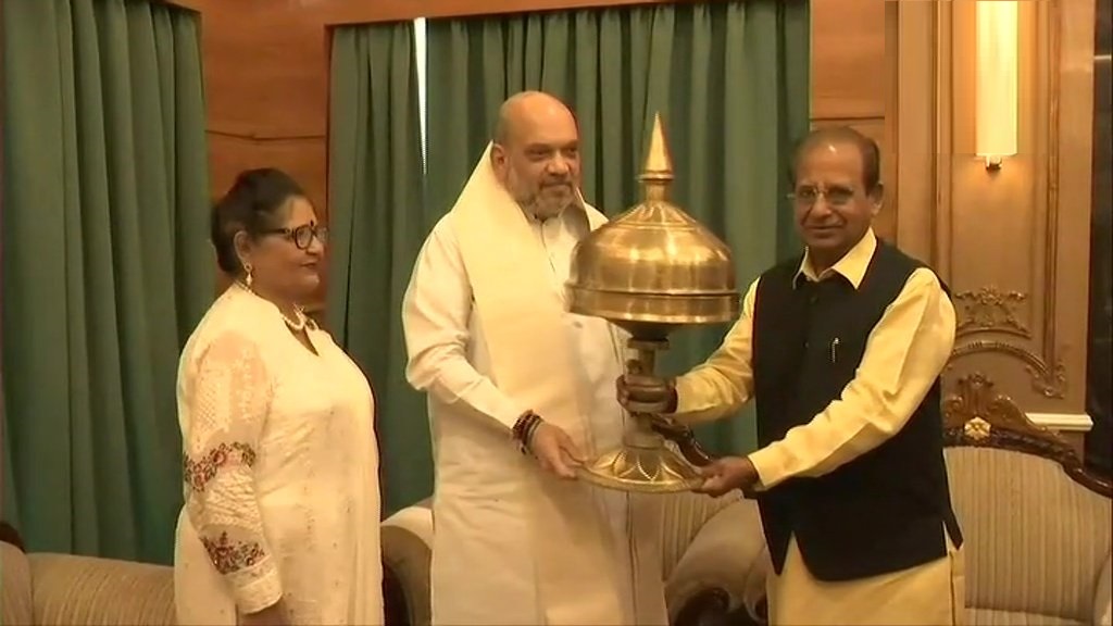 गुवाहाटी के राजभवन में राज्यपाल जगदीश मुखी से मुलाकात करते केंद्रीय गृह मंत्री अमित शाह। मुख्यमंत्री सर्बानंद सोनोवाल और राज्य मंत्री हेमंत बिस्वा सरमा भी रहे मौजूद