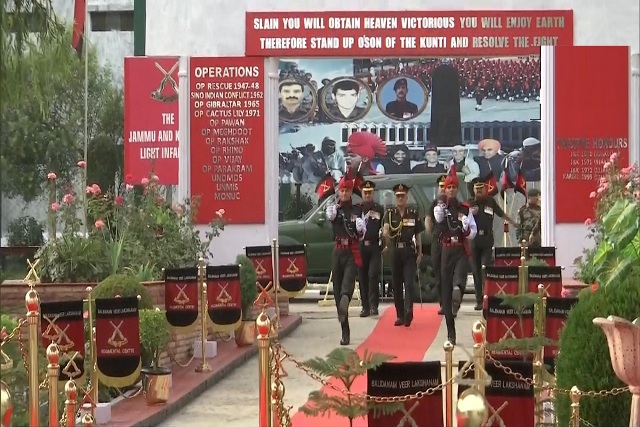 जम्मू-कश्मीर के श्रीनगर में पासिंग आउट परेड के दौरान लाइट इन्फैंट्री रेजिमेंटल सेंटर में शामिल हुए 575 युवा