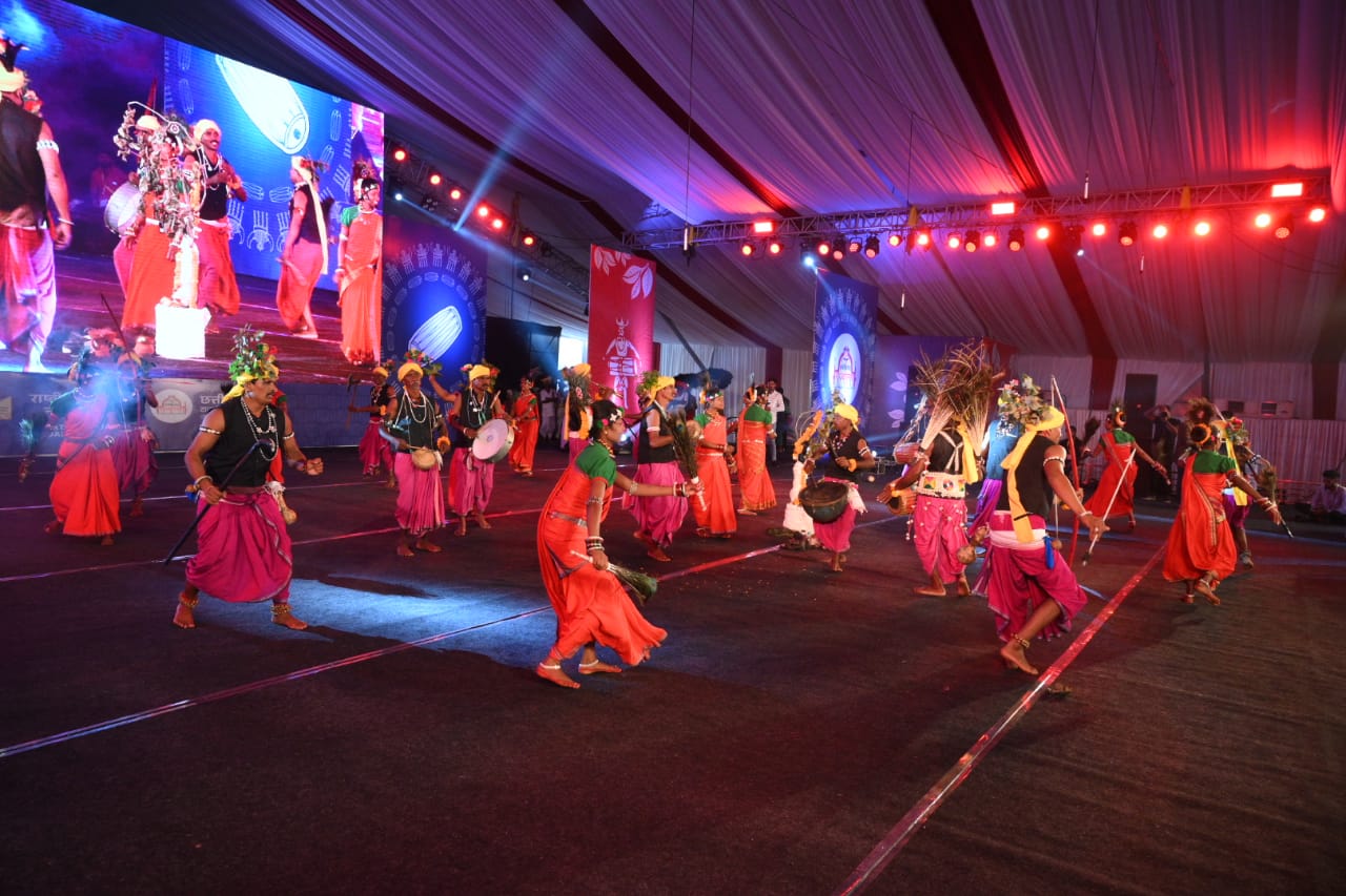 छत्तीसगढ़ राज्योत्सव 2021 में छत्तीसगढ़ के कलाकारों द्वारा 'कर्मा नृत्य' की प्रस्तुति को सराहते दर्शक