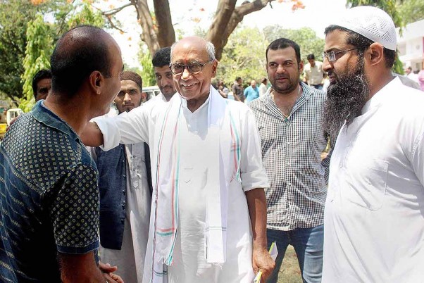 भोपाल में लोकसभा चुनाव से पहले एक चुनाव प्रचार रैली के दौरान भोपाल निर्वाचन क्षेत्र से कांग्रेस प्रत्याशी दिग्विजय सिंह