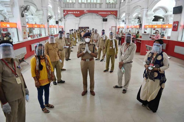लॉकडाउन के कठिन समय में ग्राहकों तक पोस्ट और पार्सल पहुंचाने के लिए लखनऊ में डाककर्मियों को सम्मानित करते एडीसीपी चिरंजीव नाथ सिन्हा