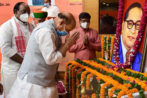 भारत रत्न बाबा साहब भीमराव अंबेडकर की जयंती पर उन्हें श्रद्धांजलि देते रक्षा मंत्री राजनाथ सिंह