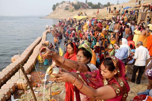 प्रयागराज के बलुआहा घाट पर यम द्वितीया और भाई दूज के मौके पर यमुना नदी में स्नान करने के बाद भक्त