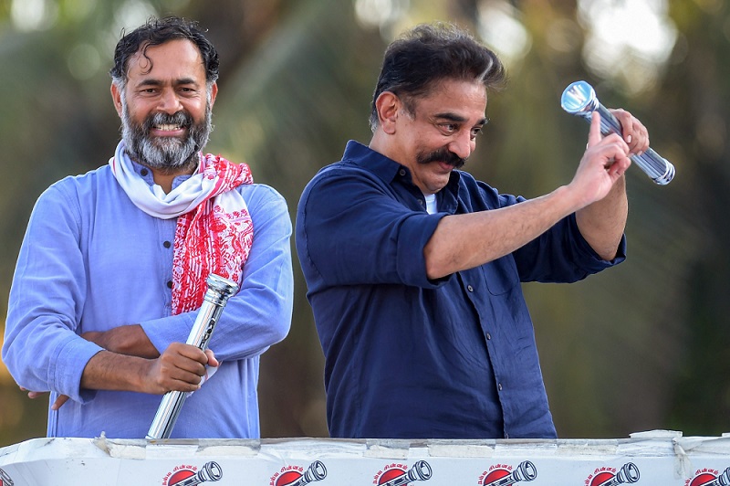 चेन्नई में चुनावी रैली के दौरान एमएनएम के संस्थापक-अध्यक्ष कमल हासन और स्वराज इंडिया के अध्यक्ष योगेंद्र यादव