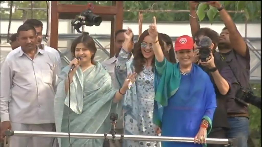 अपनी मां और समाजवादी पार्टी की उम्मीदवार पूनम सिन्हा के लिए प्रचार करती अभिनेत्री सोनाक्षी सिन्हा, डिंपल यादव भी मौजूद