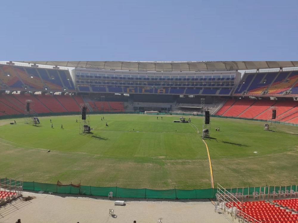 अहमदाबाद के मोटेरा स्टेडियम में 'नमस्ते ट्रम्प' कार्यक्रम से पहले चल रही तैयारियां