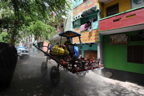 कोरोना वायरस के मद्देनजर शाहदरा के एक इलाके में जापानी स्प्रे मशीन से कीटाणुनाशक का छिड़काव करता कर्मचारी