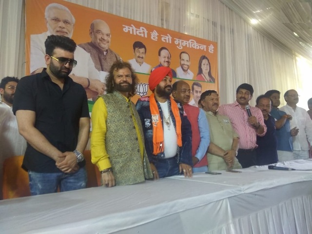 भारतीय जनता पार्टी (बीजेपी) में शामिल हुए सिंगर दलेर मेहंदी, साथ में दिल्ली के उत्तर पश्चिम सीट से उम्मीदवार हंस राज हंस और केंद्रीय मंत्री विजय गोयल मौजूद