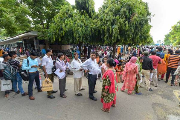 एमएनसी के विरोध में डॉक्टरों की हड़ताल के दौरान एम्स में ओपीडी के बाहर मरीजों की भीड़