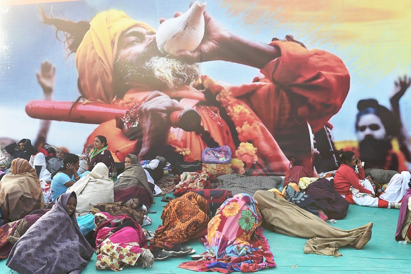 इलाहाबाद में चल रहे कुंभ मेला में मौनी अमावस्या के मौके पर पहुंचे तीर्थयात्री