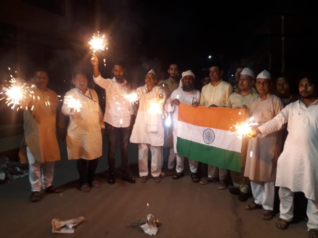 वर्ल्ड कप-2019 में दक्षिण अफ्रीका के खिलाफ खेले गए मैच में भारत की शानदार जीत का जश्न मनाते फैन्स।