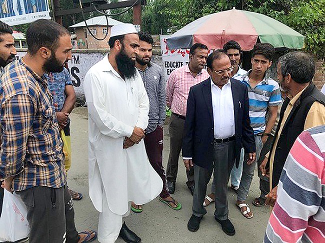 अनंतनाग में स्थानीय लोगों के साथ बातचीत करते राष्ट्रीय सुरक्षा सलाहकार अजीत डोभाल