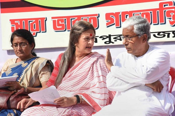 अगरतला में एक विरोध प्रदर्शन के दौरान माकपा पोलित ब्यूरो की नेता वृंदा करात और पूर्व सीएम माणिक सरकार