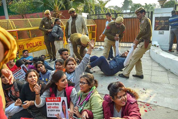 दिल्ली में केंद्रीय महिला एवं बाल विकास मंत्री स्मृति ईरानी के आवास के बाहर बलात्कार की घटनाओं के विरोध मंी नारे लगाता छात्रों का एक समूह