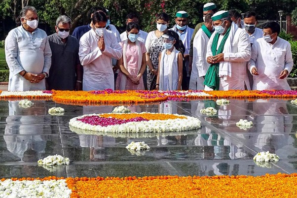 दिल्ली के किसान घाट पर पूर्व प्रधानमंत्री चौधरी चरण सिंह की पुण्यतिथि पर रालोद नेता जयंत चौधरी और बीकेयू नेता राकेश टिकैत ने दी श्रद्धांजलि