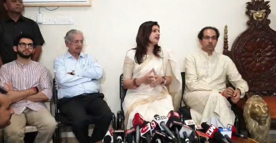 कांग्रेस प्रवक्ता प्रियंका चतुर्वेदी पार्टी को अलविदा कह शिवसेना में शामिल हो गई हैं, इस दौरान शिवसेना प्रमुख उद्धव ठाकरे भी मौजूद रहे