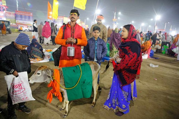 प्रयागराज के वार्षिक पारंपरिक मेले ‘माघ मेला’ में बसंत पंचमी के दिन संगम (गंगा-यमुना) पर स्नान के बाद गऊ-दान करते श्रद्धालु