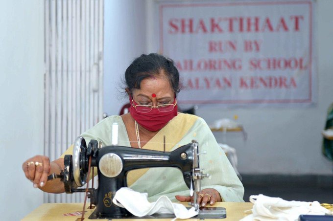 कोरोना वायरस से जंग में आगे आई भारत की प्रथम महिला, राष्ट्रपति भवन के शक्ति हाट में सिलाई मशीन से फेस मास्क बनाती राष्ट्रपति रामनाथ कोविंद की पत्नी सविता कोविंद